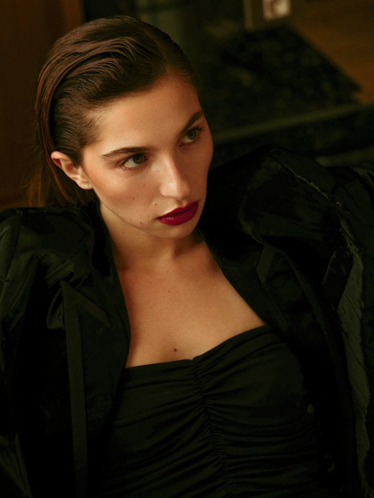 Retrato editorial de la actriz francesa Marie Colomb en Barcelona, capturada por Julio Bárcena. Expresión íntima y poderosa de su estilo interpretativo. // Portrait of Marie Colomb, French actress, captured in Barcelona by Julio Bárcena. A vivid portrayal of her emotional depth and visual elegance.