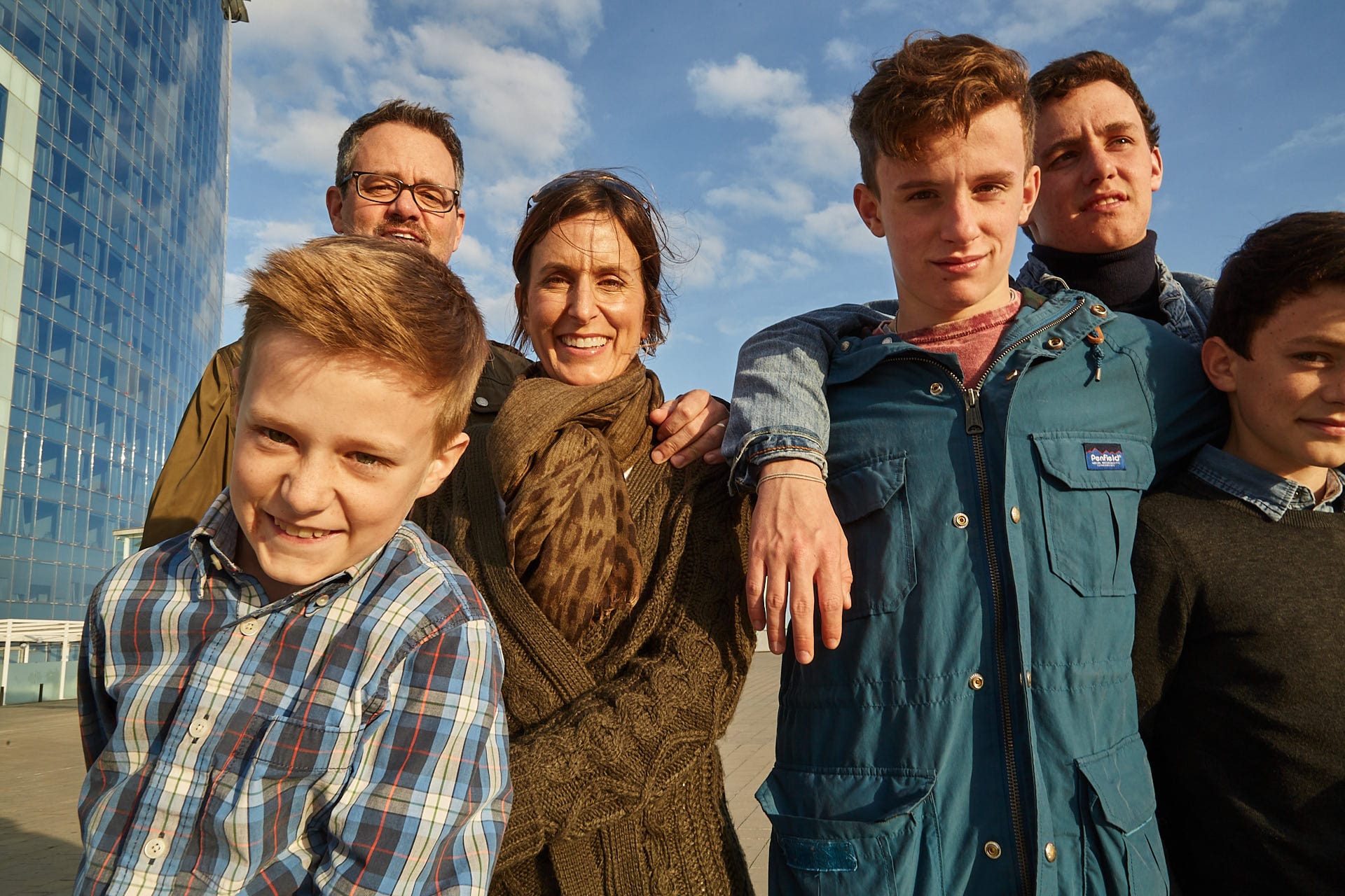 Retratos familiares íntimo y emocional en estilo premium, mostrando autenticidad y conexión entre generaciones.