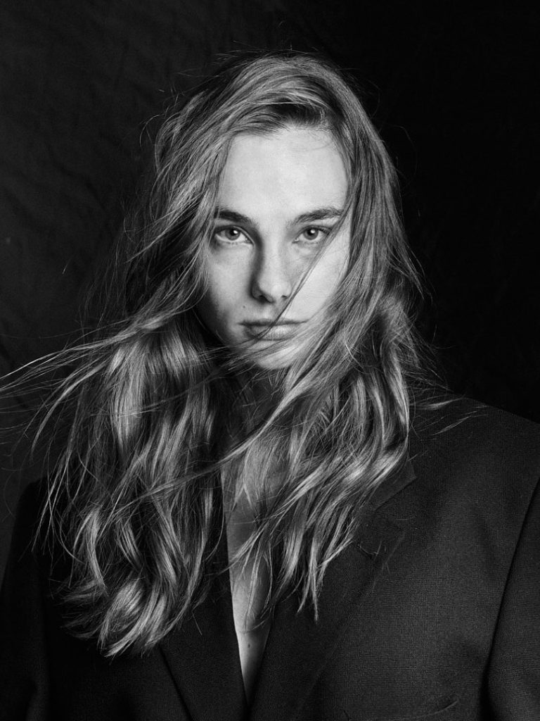 Retrato profesional en blanco y negro de mujer mostrando identidad personal mirando a cámara en Barcelona. Professional portrait photography in Barcelona to stand out.