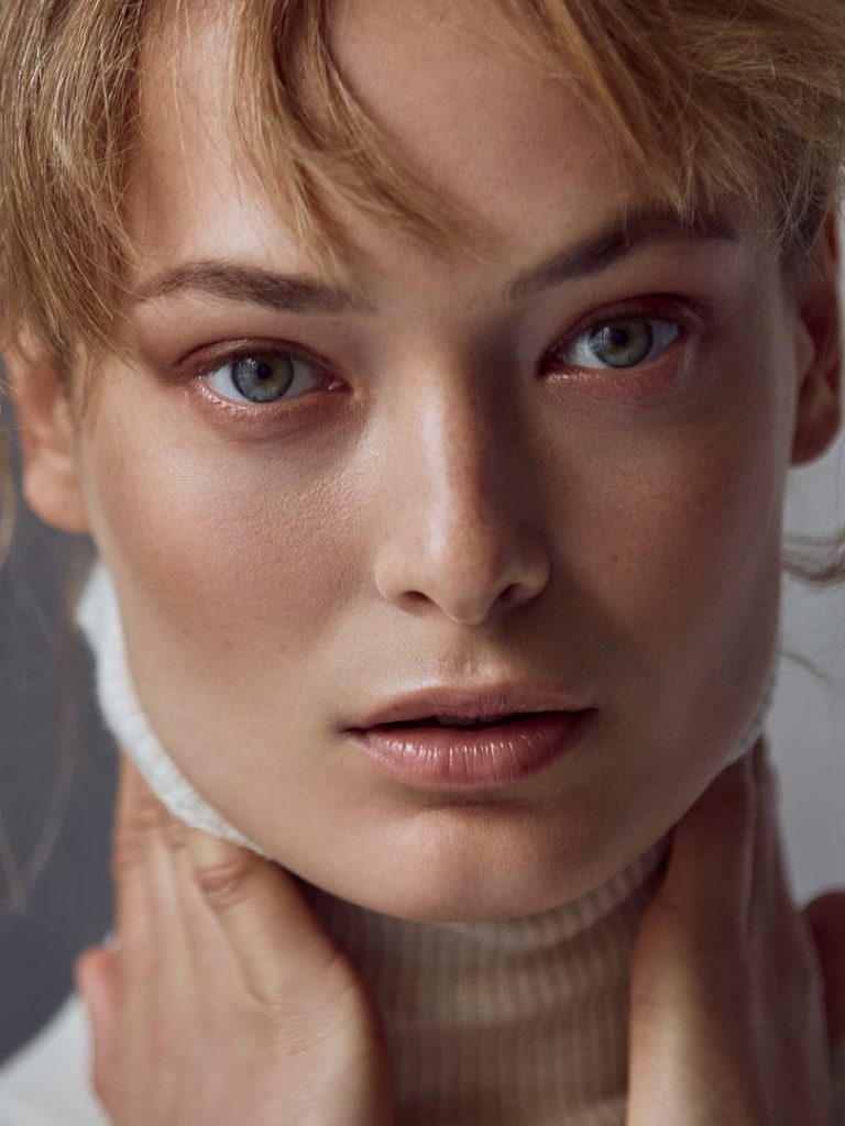 Fotografía de belleza minimalista con luz natural, retrato de rostro femenino con maquillaje suave y composición depurada, ejemplo de lujo esencial en fotografía cosmética por Julio Bárcena Barcelona